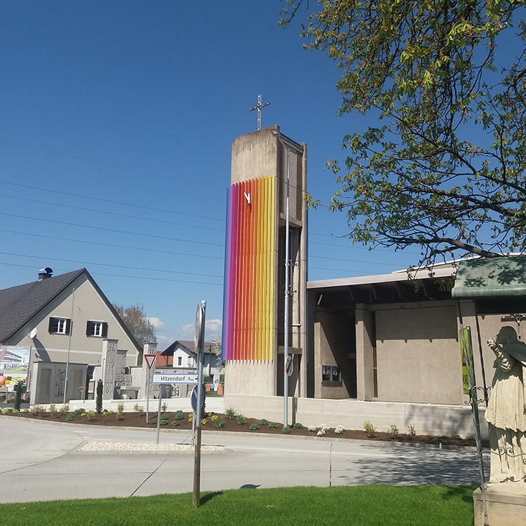 Kirchturm und Kirchplatz